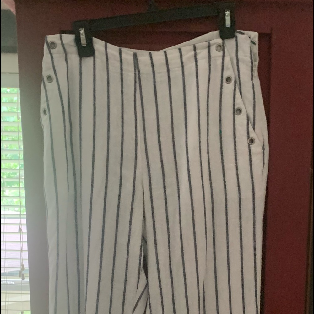 Chico’s!!! Great pants the side clasp is missing. - Picture 1 of 8